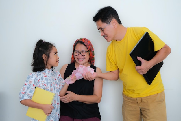 Uma filha agradecendo ao pai por lhe dar algum dinheiro para a mesada escolar