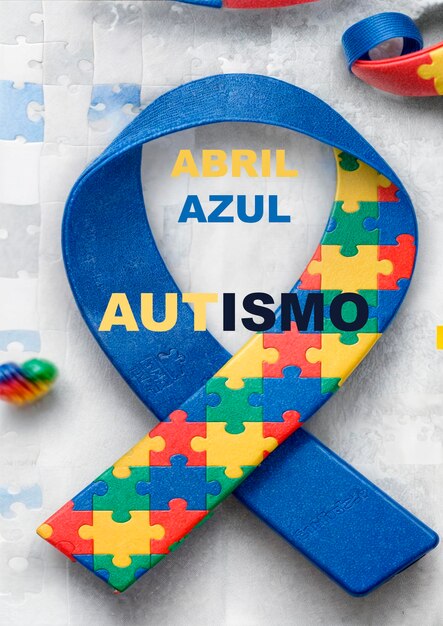 uma fita colorida que diz que o autismo está nela