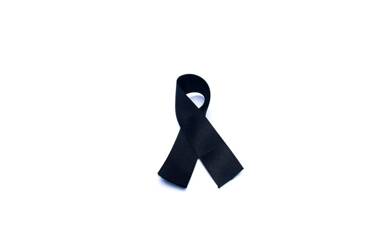 Foto uma fita preta está amarrada a um fundo branco.