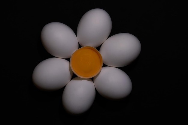 Foto uma flor artística feita de ovos