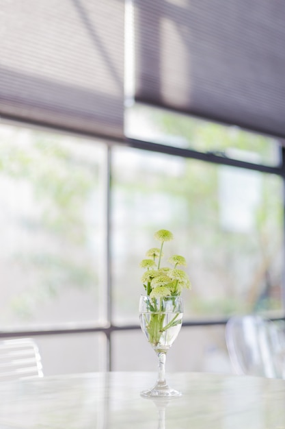 Foto uma flor ou flora em um frasco de vidro colocado em um restaurante