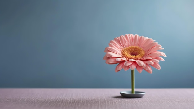 Uma flor rosa sentada em cima de uma mesa