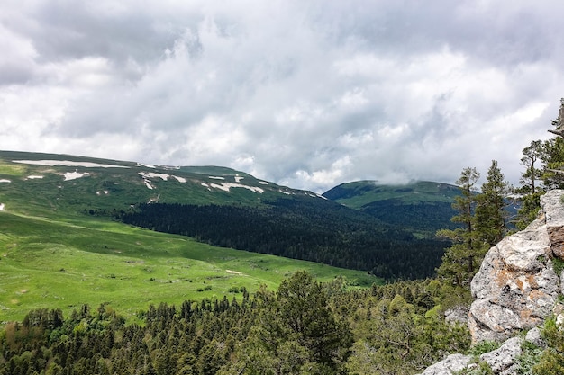 Uma floresta ao lado das rochas com vista para os prados alpinos O planalto LagoNaki na Adygea Rússia 2021