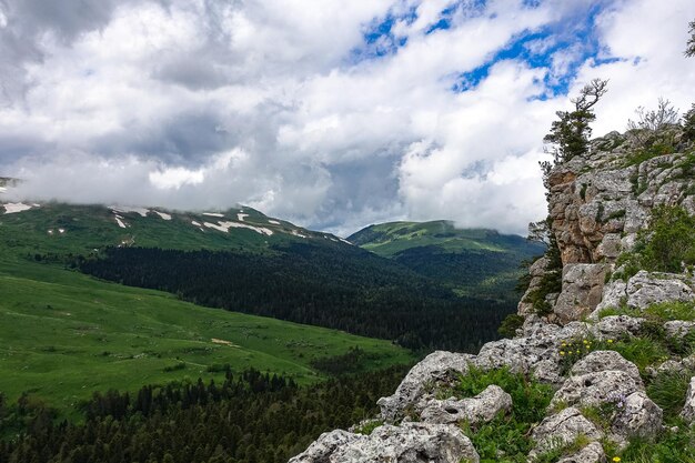 Uma floresta ao lado das rochas com vista para os prados alpinos O planalto LagoNaki na Adygea Rússia 2021