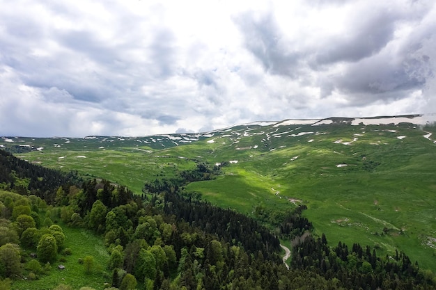 Uma floresta ao lado das rochas com vista para os prados alpinos O planalto LagoNaki na Adygea Rússia 2021