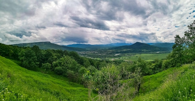 Uma floresta ao lado das rochas com vista para os prados alpinos O planalto LagoNaki na Adygea Rússia 2021