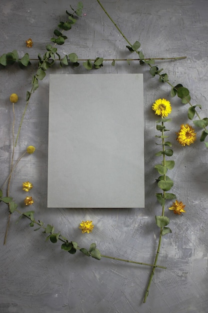 uma folha de papel em branco contra um fundo de flores