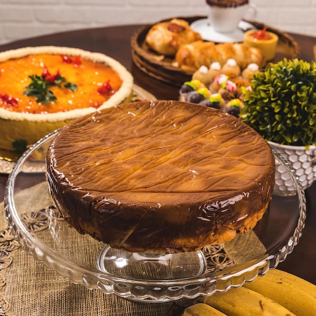 Uma forma de bolo de vidro com uma banana e um prato com bananas.