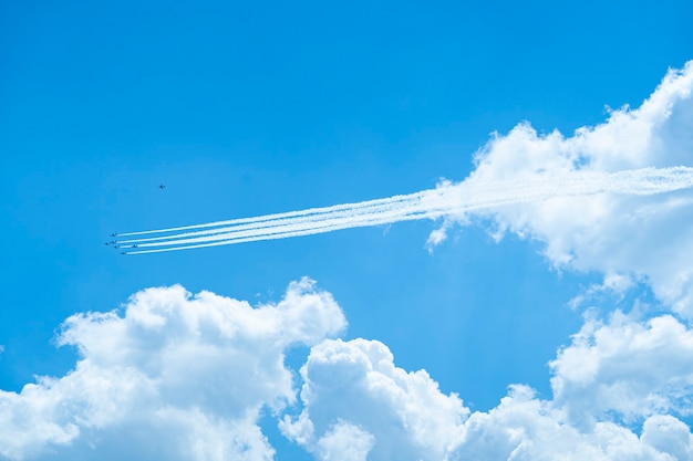 Uma formação de blue impulse voando no céu azul