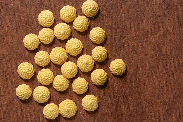 Uma foto aérea de biscoitos de chocolate tirados de cima em um pedaço de papel manteiga