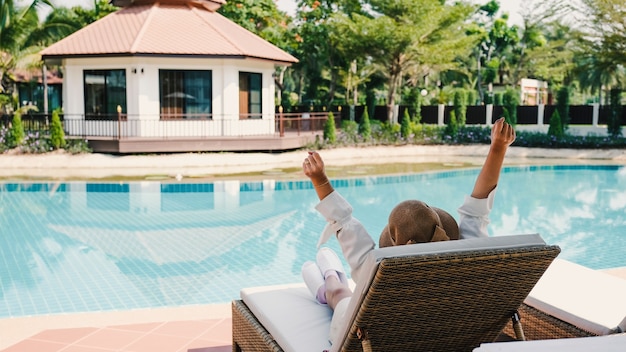 Foto uma foto da piscina do hotel ou resort durante o dia com mulheres jovens.