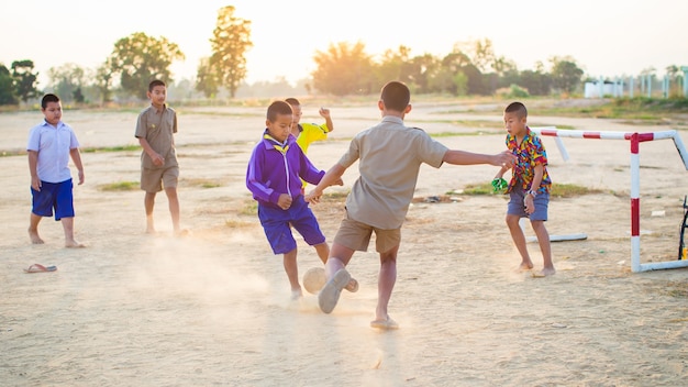 Uma foto de ação de um grupo de crianças jogando futebol
