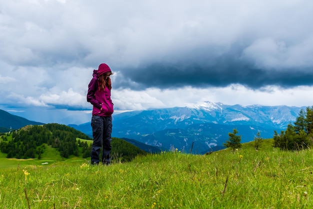 Uma foto de ângulo largo de uma jovem caminhante em uma pausa durante uma caminhada em um dia nublado de verão nos Alpes franceses Valberg Alpes-Maritimes França pessoa