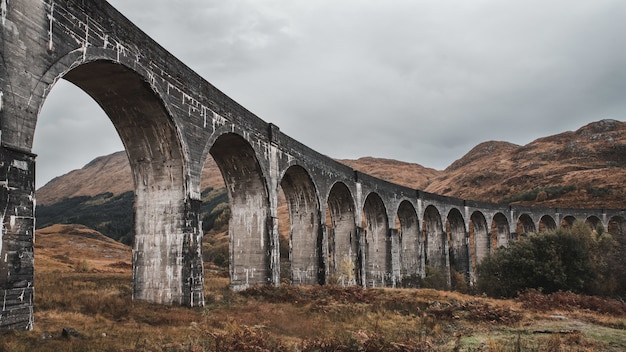 Uma foto de baixo ângulo do famoso viaduto glenfinnan histórico, na escócia