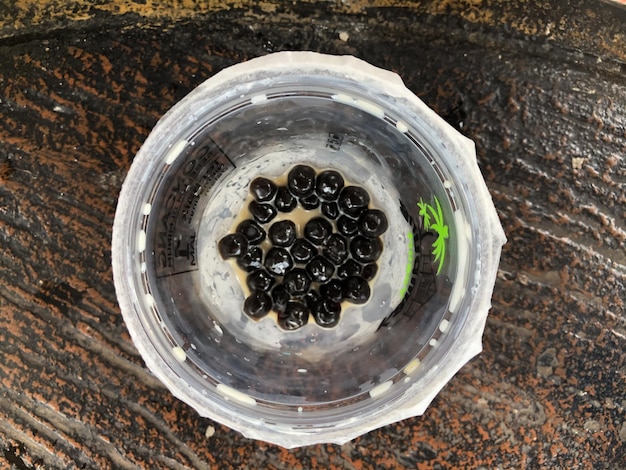 Uma foto de chá de pérola ou pérola de tapioca usada para chá de boba O chá de boba é uma bebida popular na Malásia