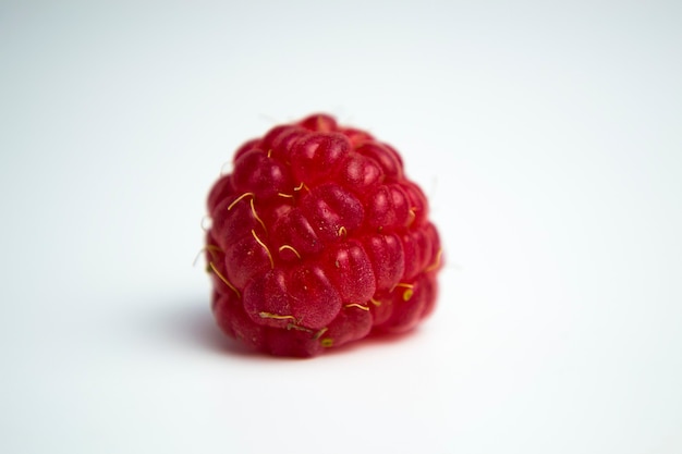 uma foto de framboesa fresca espalhada em um fundo branco, perfeita para um blog de culinária