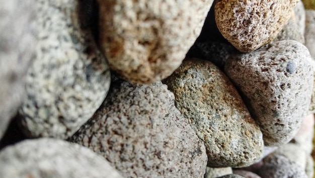 Uma foto de fundo de uma pequena pilha de pedras, uma foto que é muito adequada como fundo