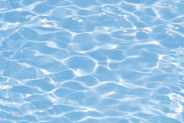 Uma foto de ondulações de água em uma piscina