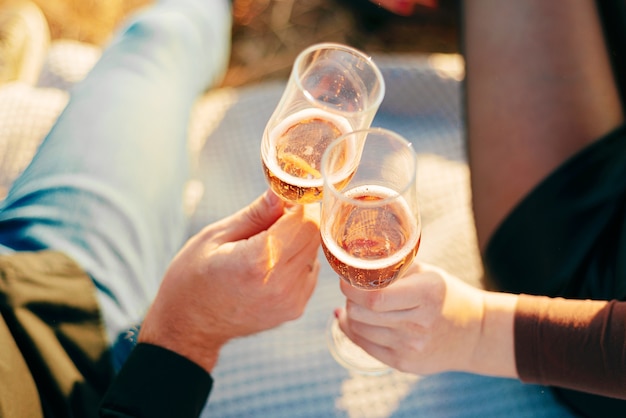 Uma foto de taças de champanhe comemorando em um piquenique
