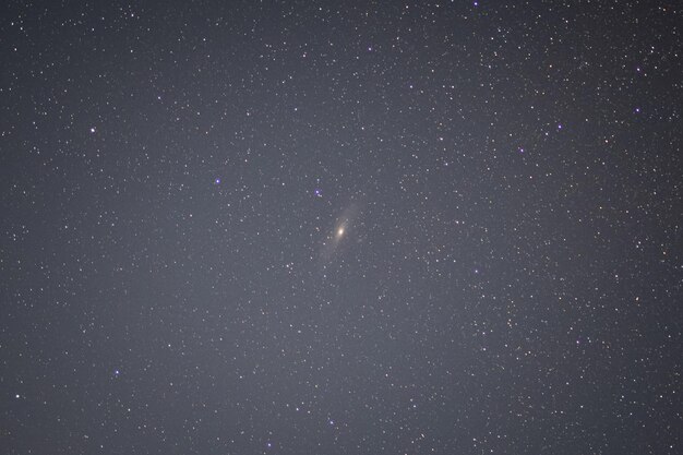 Uma foto de tirar o fôlego de uma galáxia no céu noturno