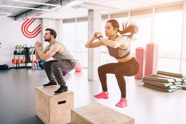 Uma foto de um jovem esguio e musculoso fazendo pulos na plataforma