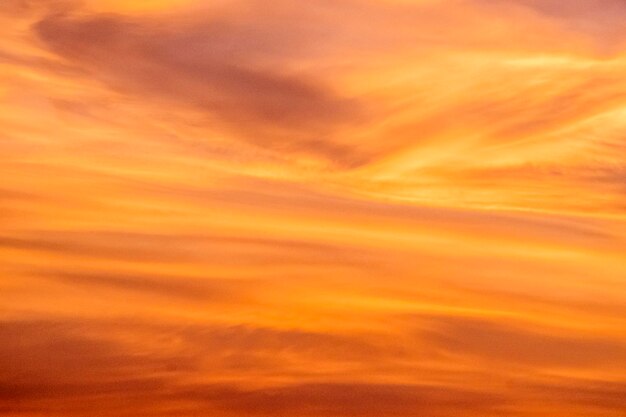 Uma foto de um pôr do sol com um céu vermelho e nuvens.