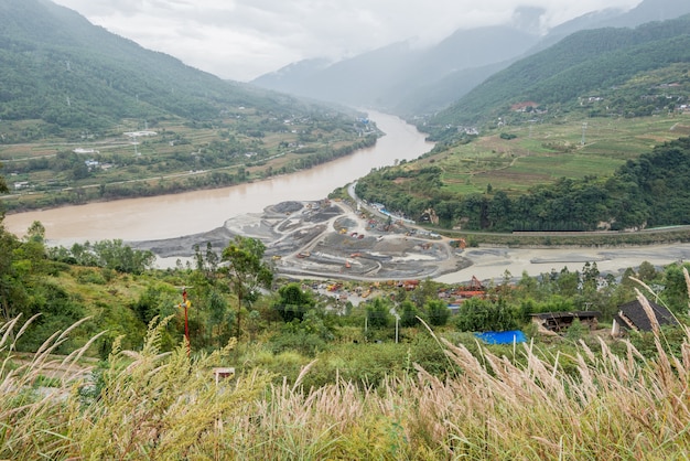 Foto uma foto de um rio em lijiang, china