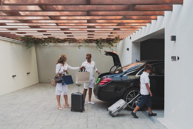 Foto uma foto de uma família moderna carregando malas de uma garagem para sua casa de luxo à beira-mar durante umas férias conceito de férias foco seletivo