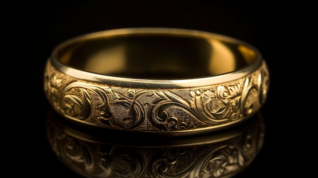 Uma foto de uma impressionante pulseira de ouro com padrão gravado