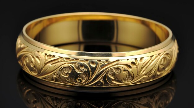 Uma foto de uma impressionante pulseira de ouro com padrão gravado