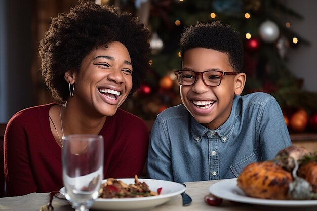 Uma foto de uma mãe e filho afro-americanos sorrindo um para o outro durante o jantar de Ação de Graças