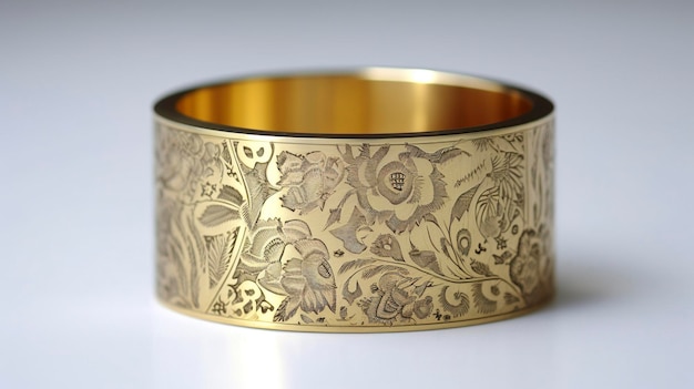 Uma foto de uma pulseira de ouro cintilante com detalhes gravados