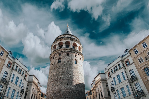 Uma foto de uma torre em Istambul com um céu nublado ao fundo