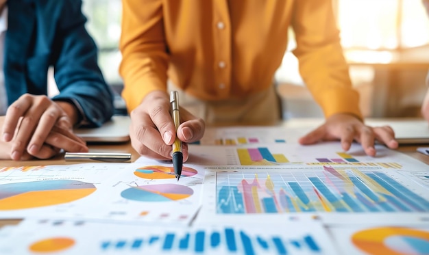 Uma foto dinâmica de uma equipe de marketing conduzindo uma sessão de brainstorming