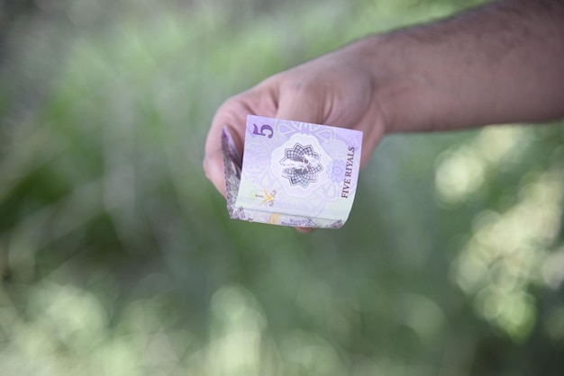 Uma foto do dinheiro saudita para enfrentar o jornal saudita o rial saudita