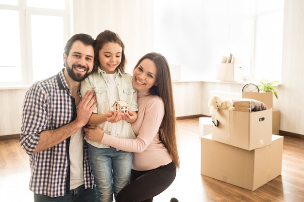 Foto uma foto do pai, mãe e filho em pé em uma sala iluminada