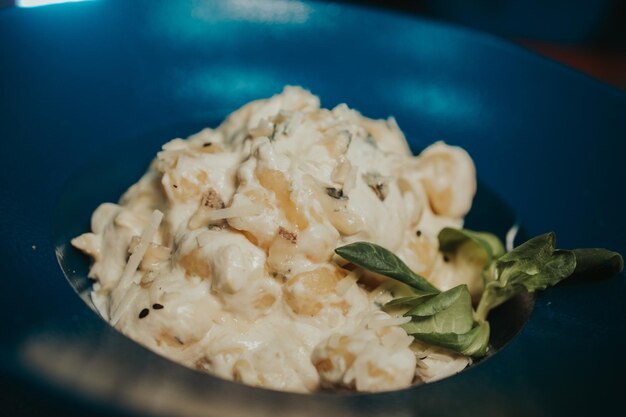 Uma foto em close de salada de abacaxi e frango