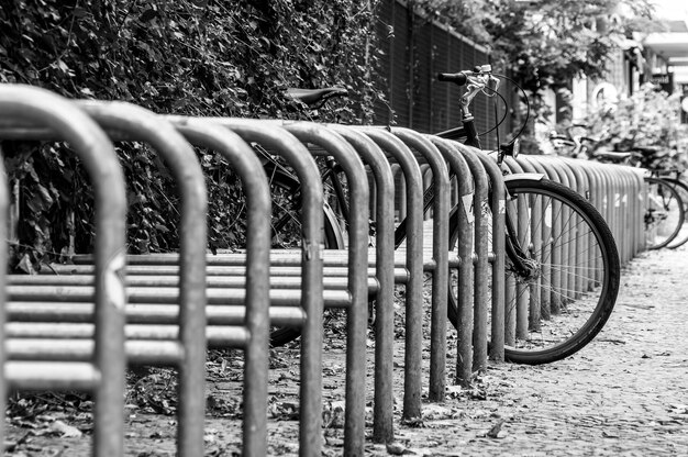 uma foto em preto e branco de uma pessoa em uma bicicleta com uma bicicleta na frente