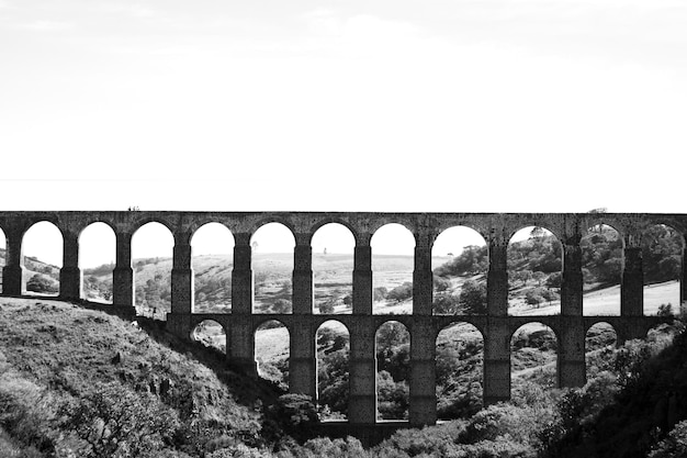 Foto uma foto em preto e branco do aqueduto xalpa no ecoparque arcos del sitio em tepotzotlan, méxico