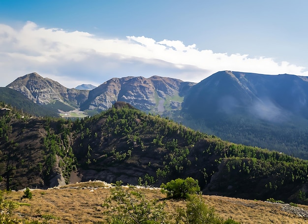 uma foto tirada vista da paisagem montanhosa