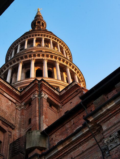 Foto uma foto vertical da basílica de san gaudenzio na cidade de novara, piemonte, itália