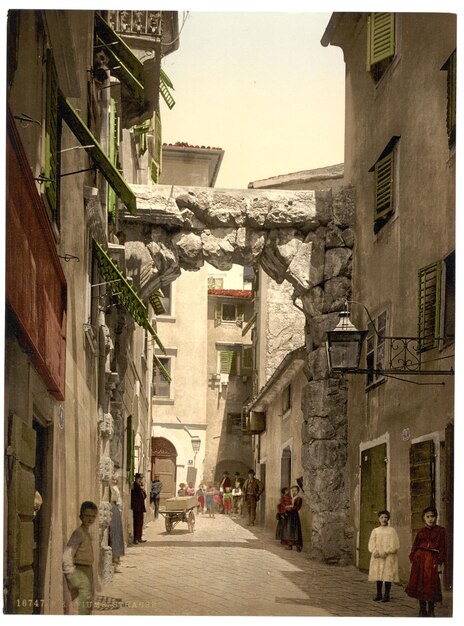 Foto uma foto vintage de pessoas caminhando por uma rua com um homem e uma mulher caminhando por ela