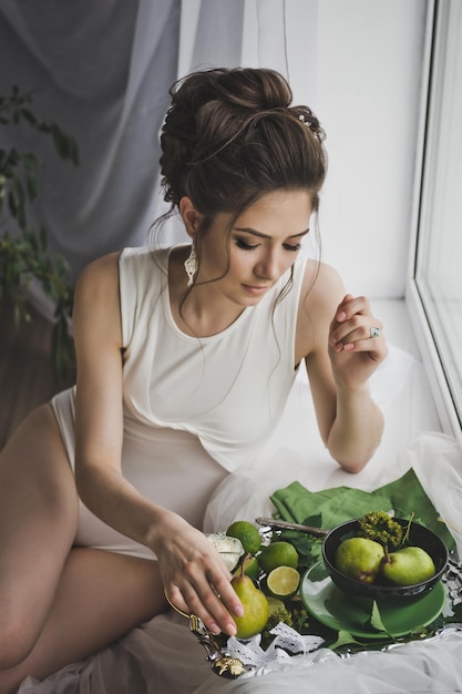 Foto uma fruta leve meninas do café da manhã sentadas no parapeito da janela 8748