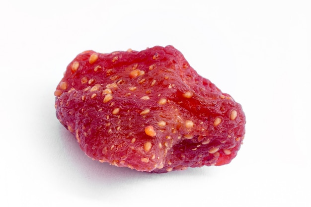 Uma fruta vermelha macia e doce com uma superfície cravejada de sementes