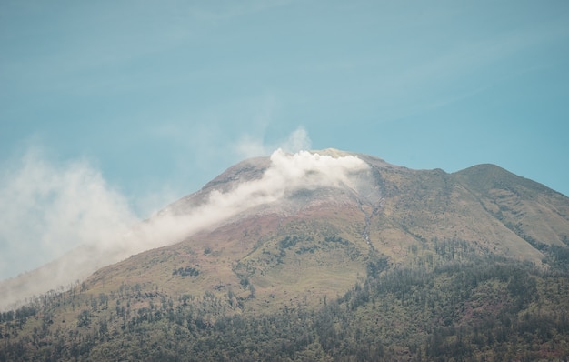 Foto uma fumaça de enxofre saindo da montanha welirang