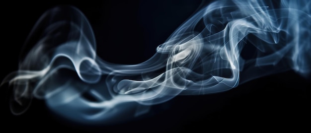 Uma fumaça de uma nuvem de fumaça é mostrada contra um fundo preto.