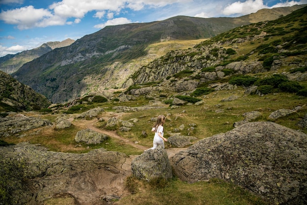 Uma garota caminhando na montanha no verão