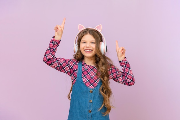 Uma garota com fones de ouvido está apontando para seu anúncio