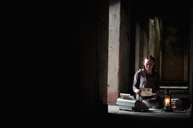 Uma garota com livros antigos na casa velha