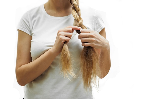 Uma garota com longos cabelos brancos trança uma trança Long Hair Care and Hair Loss Treatment após covid